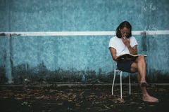 Человек битника куря и читая book Стоковые Изображения RF Человек битника куря и читая book Стоковые Изображения RF